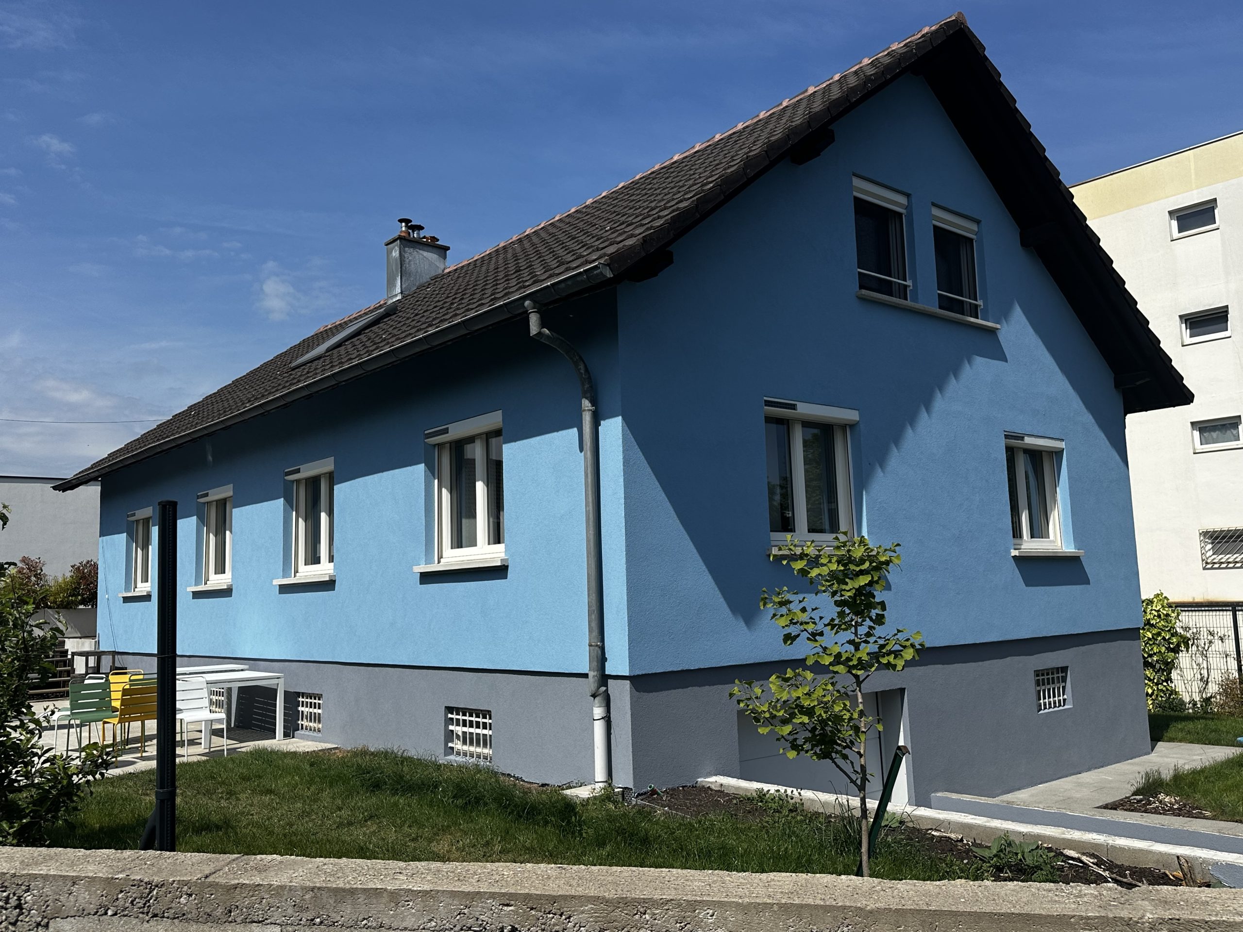 Rénovation complète de façade avec filet anti fissures et finition crépi teinté dans la masse Weber à Riedisheim dans le Haut-Rhin