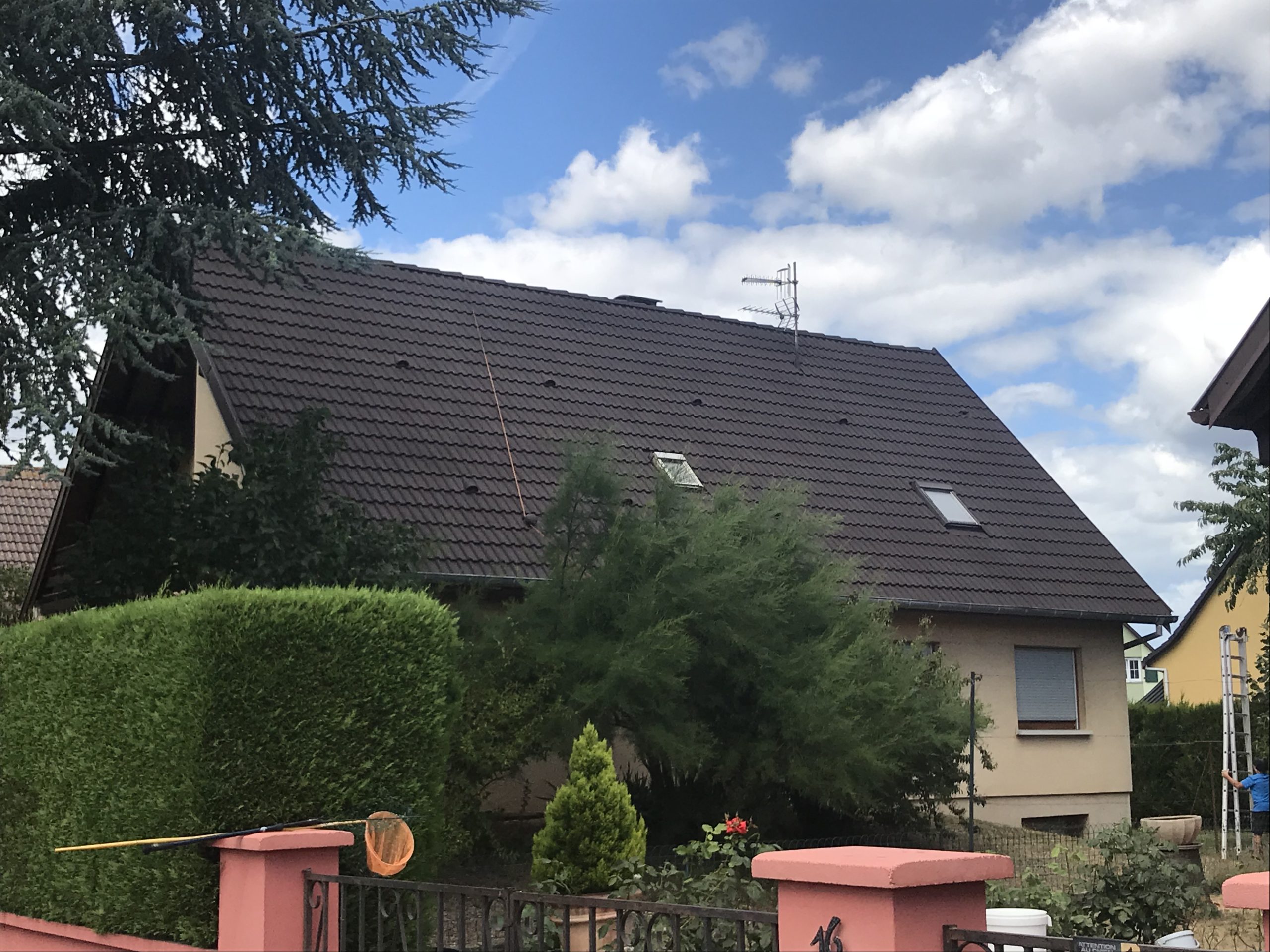 Nettoyage de toiture et pose de 2 couches d’hydrofuge coloré au pistolet à Ensisheim près de Ungersheim